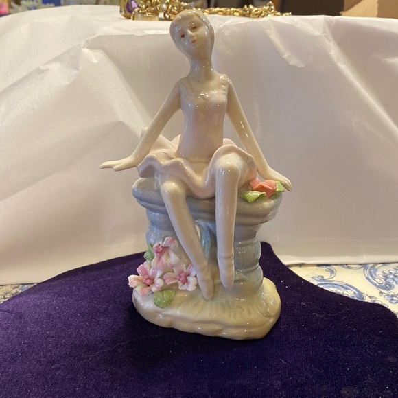 Lladró Like Porcelaine Ballerina Sitting On A Garden Bench figurines, By Meico - Picture 1 of 8